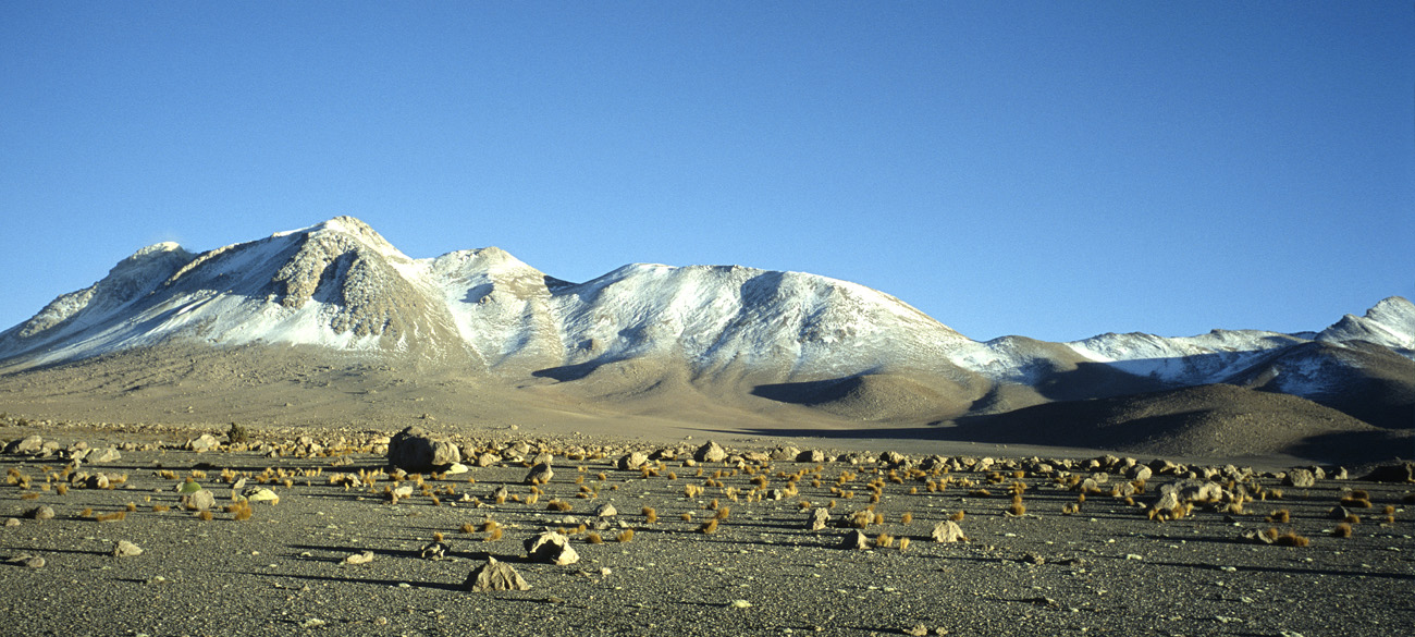 chi_5_07 iruputunco pano.jpg - sud-ouest Uyuni volcan Iruputunco volcan Iruputunco (5100 m d'altitude), et les bombes volcaniques